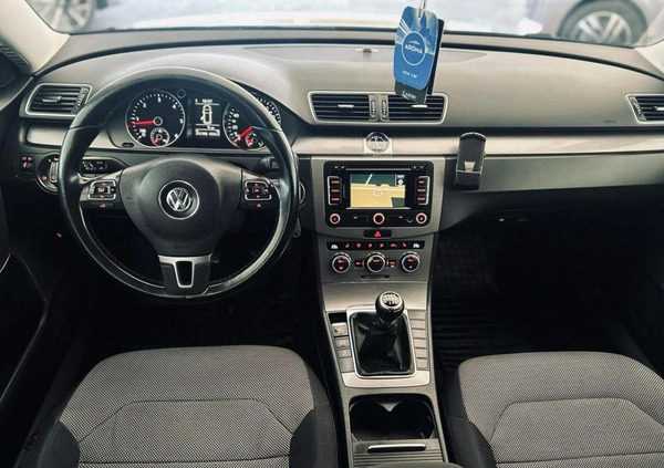 Volkswagen Passat cena 29900 przebieg: 230000, rok produkcji 2012 z Bieruń małe 704